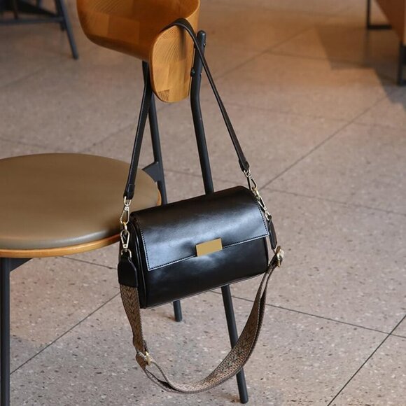 Versatile Vegan Leather Handbag with Detachable Straps - Travel-Friendly Design - Picture 8 of 9